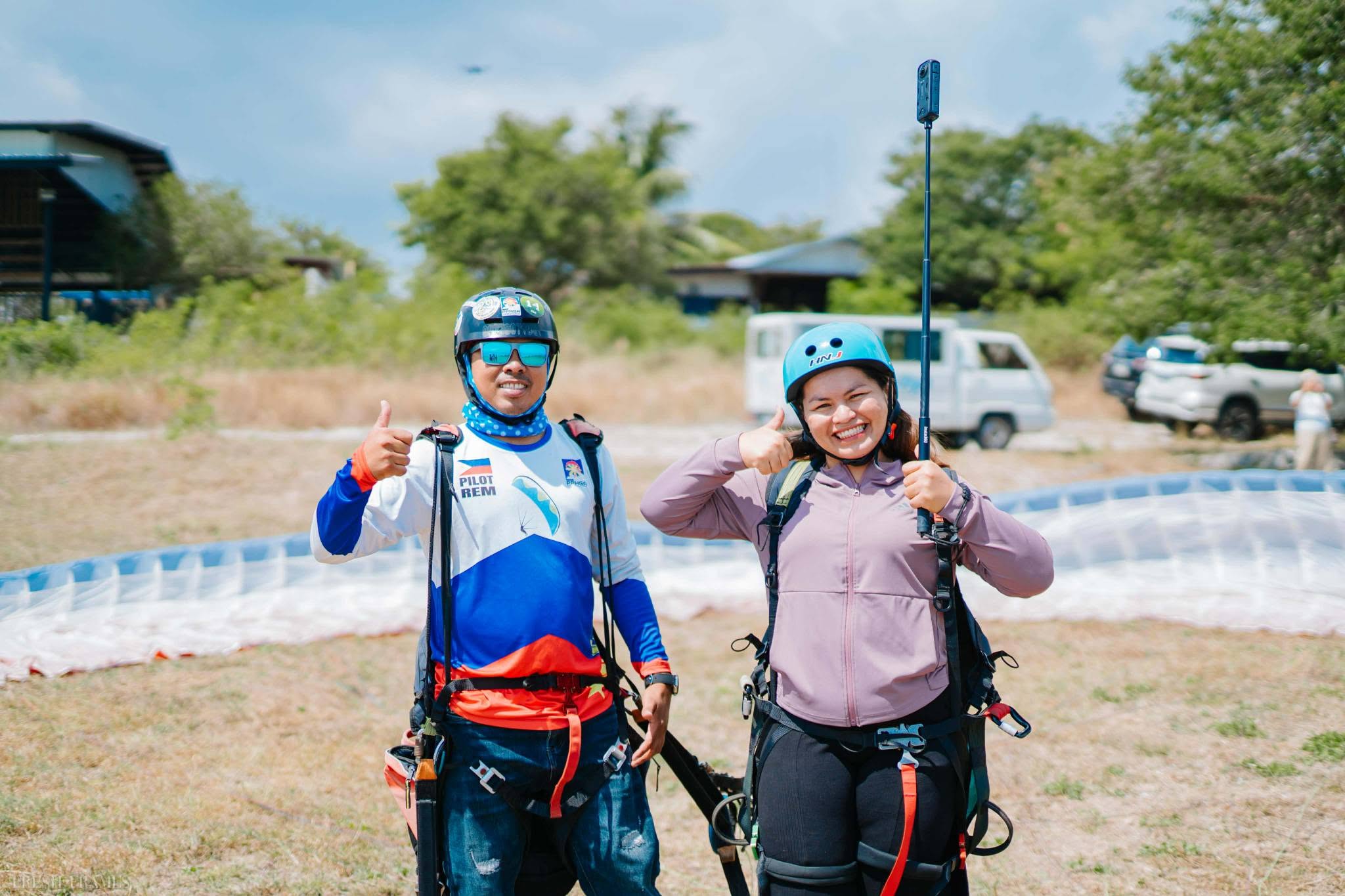 Soar High tandem pilot and flyer ready at the paragliding site